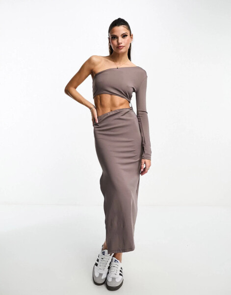 Bershka – Midikleid in Taupe mit One-Shoulder-Ärmel und Zierausschnitt