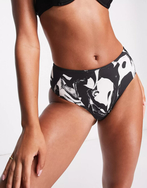 Monki – Bikinihose mit hoher Taille und Marmormuster