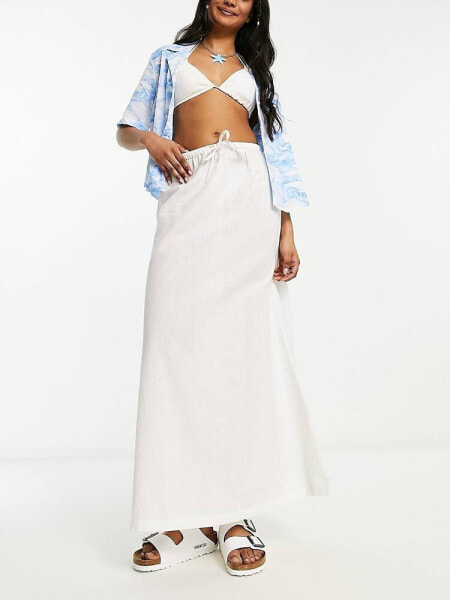 COLLUSION low rise linen beach skirt in white