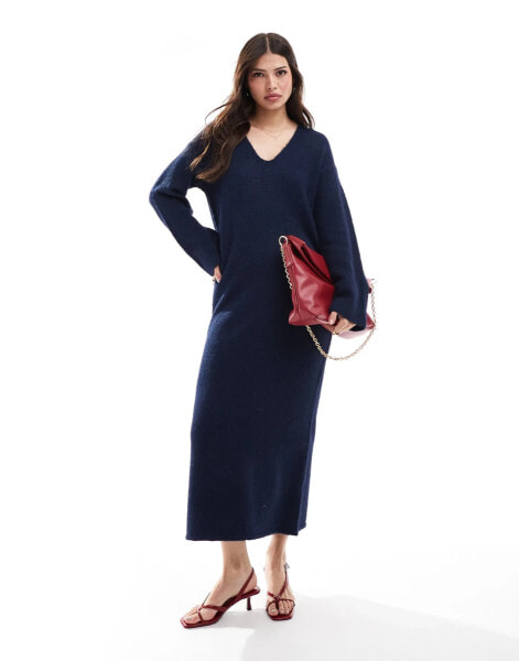 4th & Reckless – Flauschiges Maxi-Pulloverkleid aus Strickwollmischung in Marineblau mit V-Ausschnitt