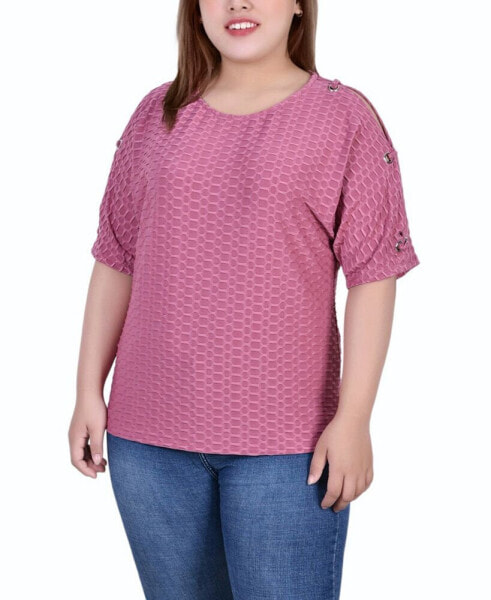 Plus Size Short Sleeve Honeycomb Textured Grommet Top