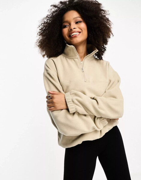 ASOS DESIGN – Fleece-Oberteil in Stone mit halblangem Reißverschluss