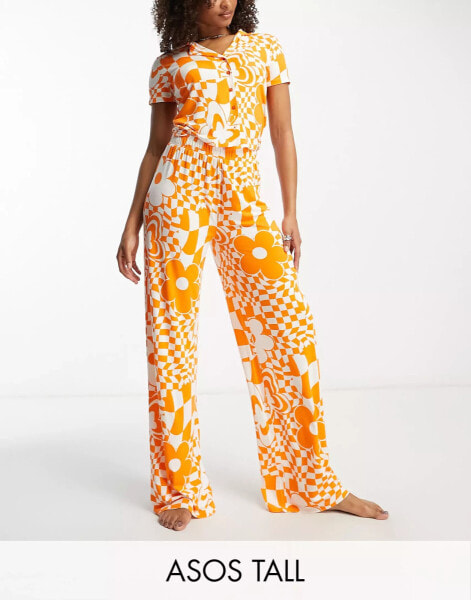 ASOS DESIGN Tall – Exklusiver Viskose-Pyjama bestehend aus Hemd und Hose in Orange mit Schachbrettmuster mit Blumendetails