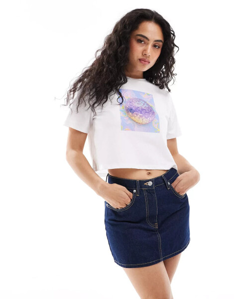 Pieces concert disco ball cropped t-shirt in white