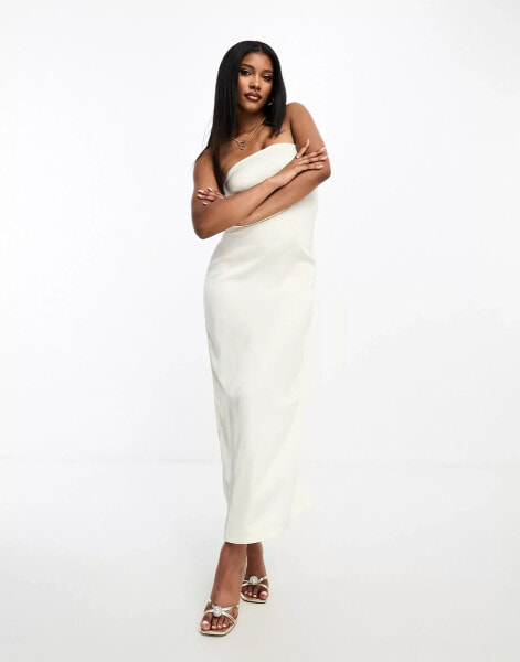 Kaiia – Trägerloses Satin-Maxikleid in Creme