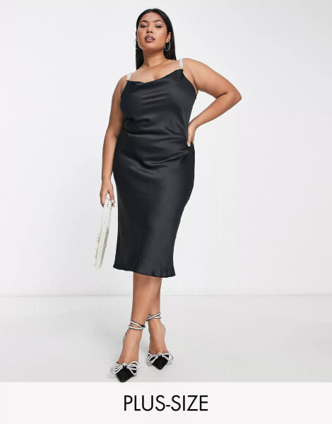 River Island Plus – Midikleid aus Satin in Schwarz mit Kettenträgern