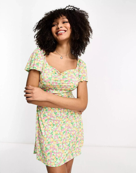 ASOS DESIGN – Mini-Freizeitkleid mit Flügelärmeln, Wasserfallausschnitt und Blumenmuster in Pastelltönen