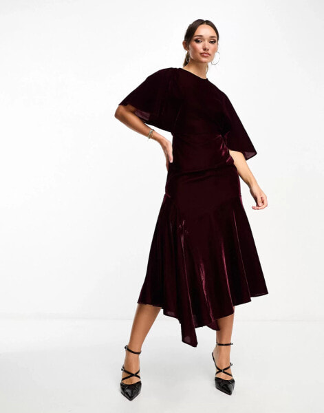 ASOS DESIGN – Midikleid aus Samt in Weinrot mit Flatterärmeln und asymmetrischem Saum