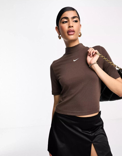 Nike – Geripptes T-Shirt in Barockbraun mit Stehkragen und kleinem Swoosh-Logo