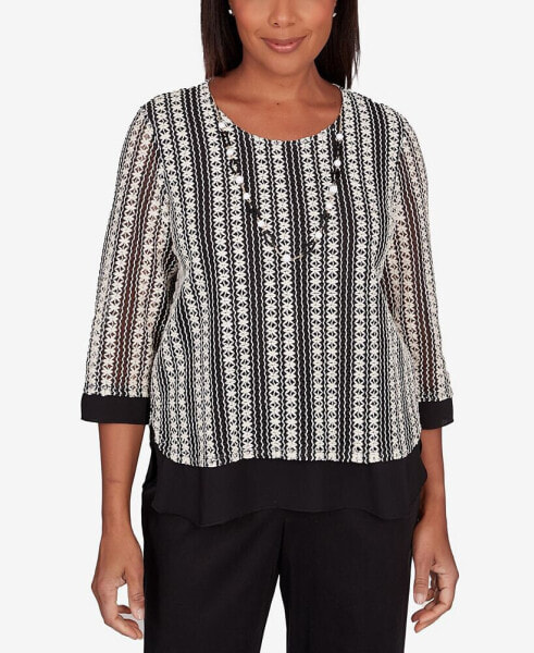 Women's Opposites Attract Striped Texture Top with Necklace