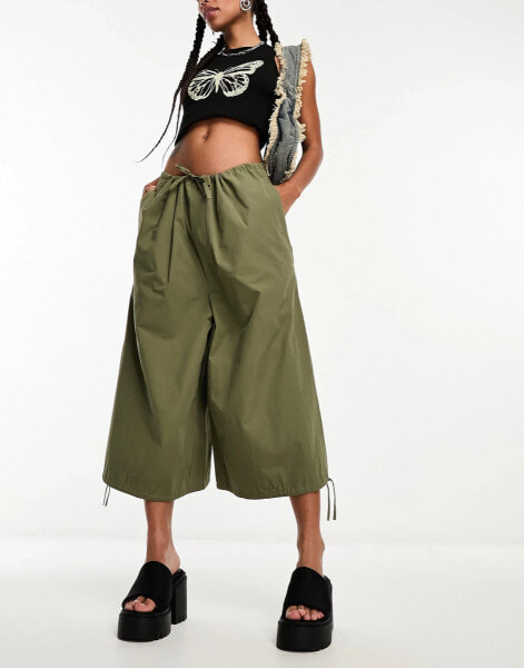 COLLUSION 3/4 length parachute trousers in khaki