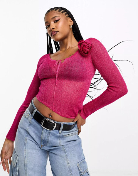 ASOS DESIGN – Transparentes Strickoberteil in Rosa mit Ansteckblume