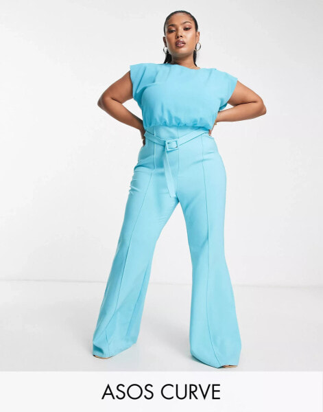 ASOS DESIGN Curve – Jumpsuit in Türkis mit Oberteil aus Chiffon, Gürtel und ausgestelltem Bein