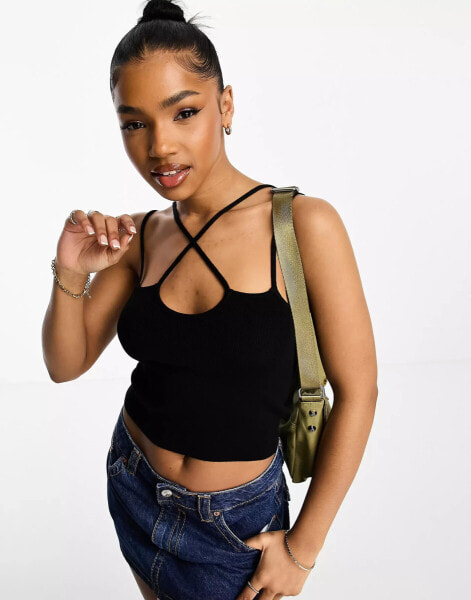 ASOS DESIGN – Strick-Camisole in Schwarz mit überkreuzten Riemchen