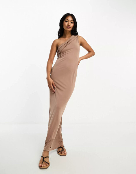 ASOS DESIGN – Drapiertes Modal-Maxikleid in Braun mit One-Shoulder-Träger