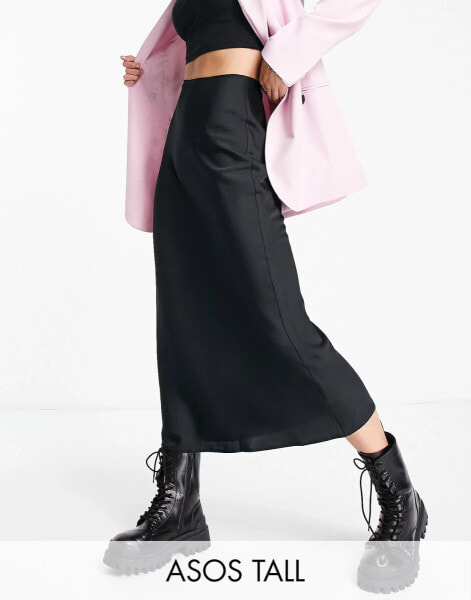 ASOS DESIGN Tall – Asymmetrischer Satin-Midirock zum Schlüpfen in Schwarz