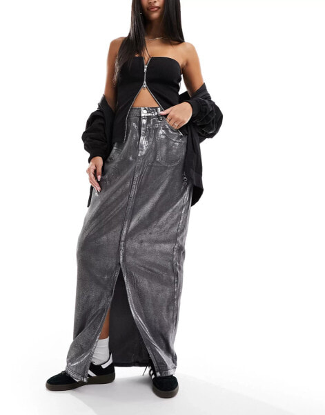 Liquor N Poker – Maxi-Jeansrock in Metallic-Silber mit Schlitz