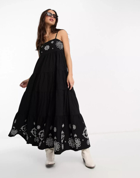 Miss Selfridge – Maxi-Trägerkleid in Schwarz mit Lochstickerei