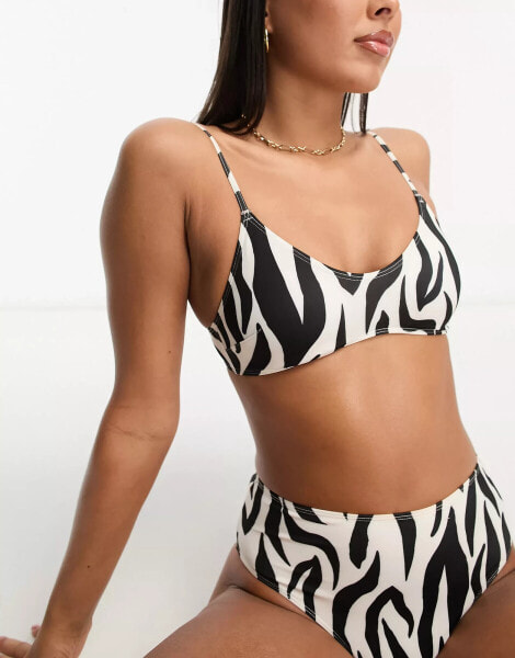 Monki – Bikinioberteil in Schwarz und Weiß mit V-Ausschnitt und Zebraprint, Kombiteil