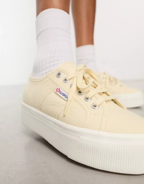 Superga – 2790 – Sneaker mit flacher Plateausohle in Beige