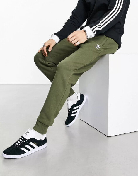 adidas Originals – Trefoil Essentials – Jogginghose in Olivgrün mit Logo