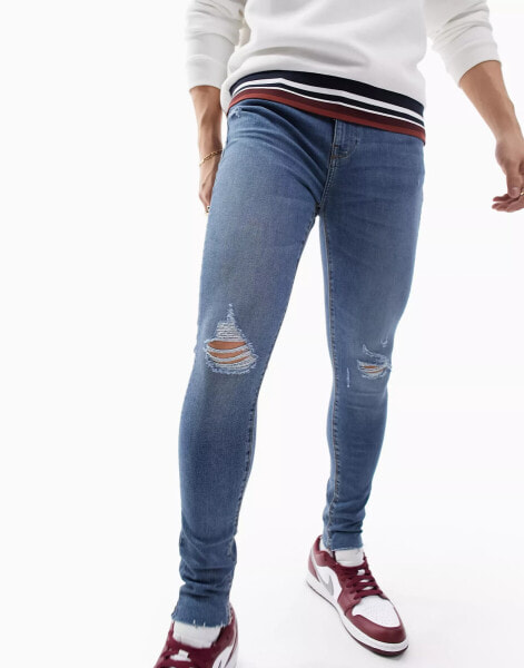 ASOS DESIGN – Jeans im Spray-on Look mit Power-Stretch in verwaschenem Blau mit Abnutzungserscheinungen