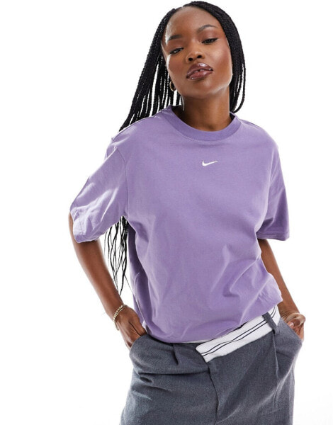 Nike Women's Sportswear Essential Boyfriend T-Shirt in Purple/Daybreak Size Small Cotton