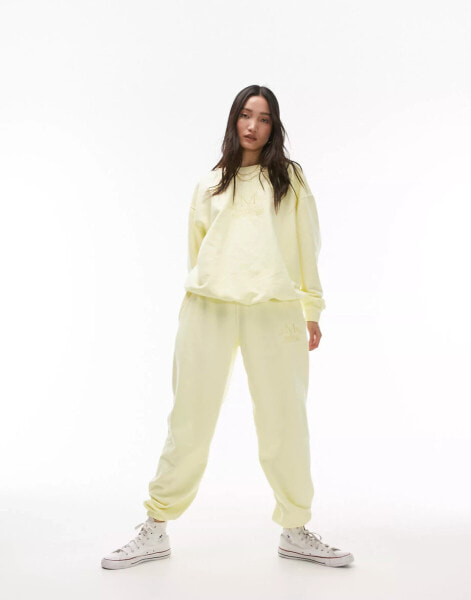 Topshop – East Mercer – Bestickte Oversize-Jogginghose in Gelb mit Bündchen und Vintage-Waschung, Kombiteil