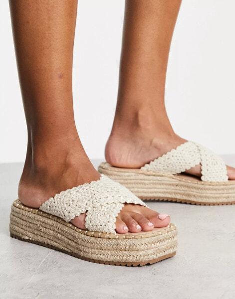 ASOS DESIGN – Jazlyn – Gehäkelte Mules in Natur mit flacher Plateausohle