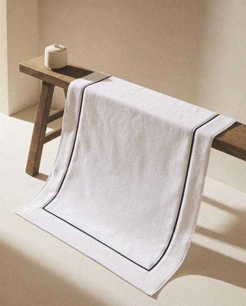 Bath mat with trim