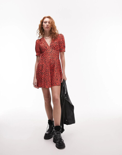 Topshop – Bella – Mini-Freizeitkleid in Rot mit Blumenprint und V-Ausschnitt