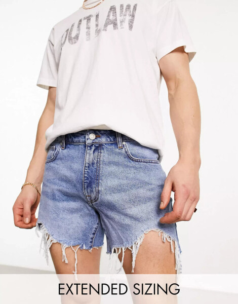 ASOS Design – Kürzere Jeansshorts in hellblauer Waschung mit Zierrissen und unversäubertem Saum