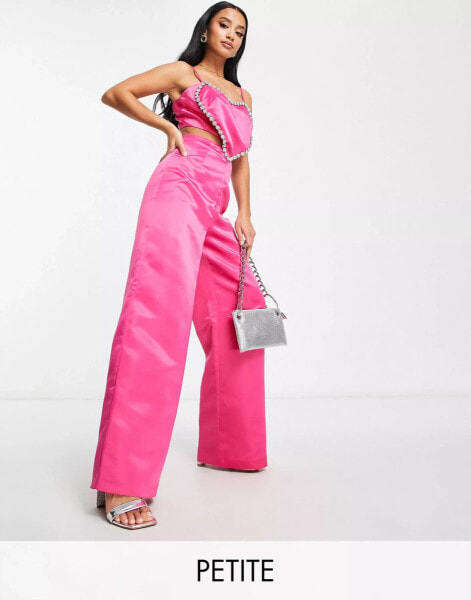 Collective The Label Petite Exclusive – Valentines – Jumpsuit in Rosa mit verziertem Herz-Design und weitem Bein