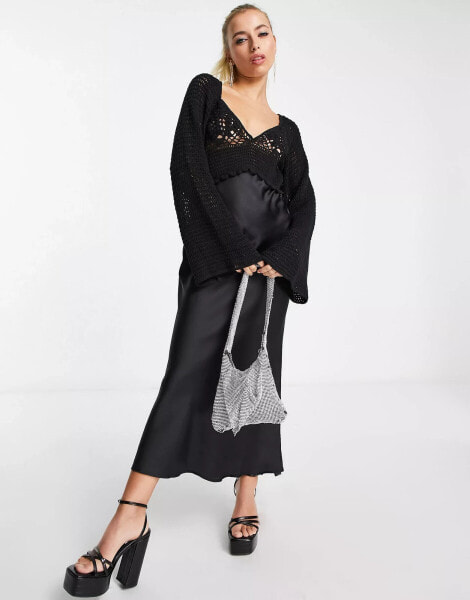 ASOS Design – Langärmliges Satin-Maxikleid in Schwarz mit gehäkeltem Oberteil