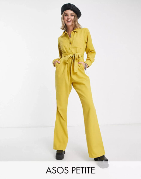 ASOS DESIGN Petite – Langärmliger Twill-Overall in Senfgelb mit Kragen