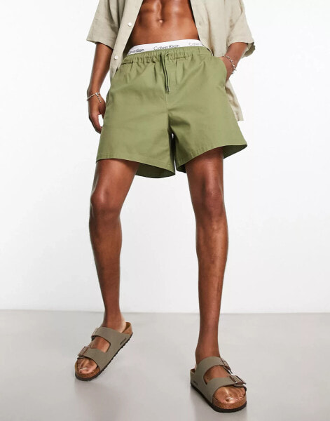 ASOS DESIGN – Weite, kürzere Chino-Shorts in Khaki