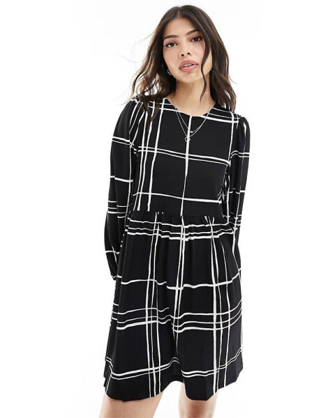 New Look crinkle smock mini dress in black check