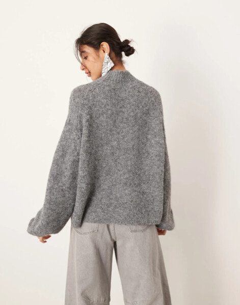 ASOS EDITION – Hochgeschlossener Oversize-Strickpullover in meliertem Grau