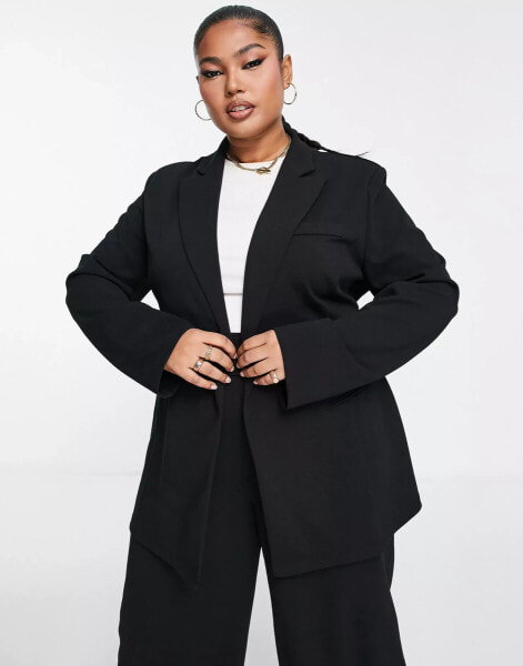 ASOS DESIGN Curve – Anzugblazer aus Jersey in Schwarz mit Gürtel