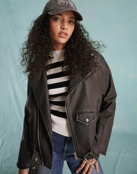 Miss Selfridge – Wattierte Oversize-Bikerjacke aus Kunstleder in verwaschenem Schwarz