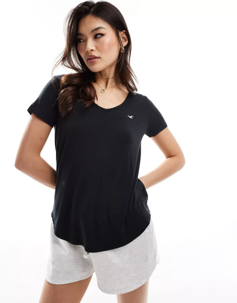 Hollister logo v-neck t-shirt in black