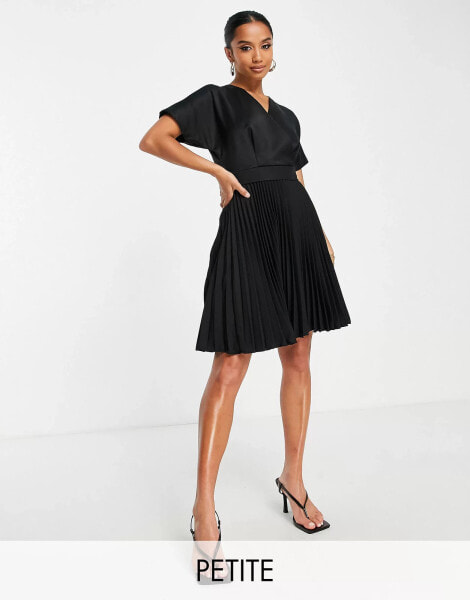 Closet London Petite – Plissiertes Mini-Skater-Kleid in Schwarz mit gewickelter Vorderseite