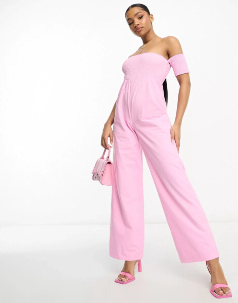 The Frolic – Gesmokter, schulterfreier Jumpsuit in Rosa mit weitem Bein