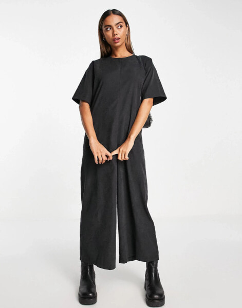 ASOS DESIGN – Übergroßer T-Shirt-Jumpsuit aus Cupro in Schwarz