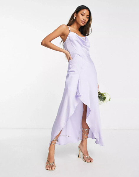 Liquorish – Bridesmaid Editorial – Brautjungfern-Trägerkleid aus Satin mit Rüschendetail in traumhaftem Blau