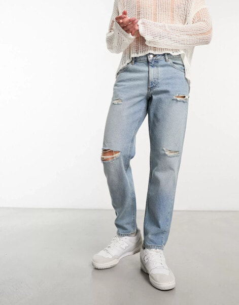 ASOS Design – Klassische, feste Jeans in Mittelblau mit Zierrissen