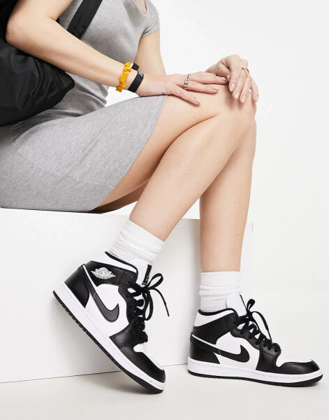 Air Jordan 1 Mid womens trainers in white and black - WHITE