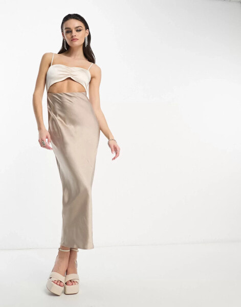 4 th & Reckless – Camisole-Maxikleid in Austerweiß und Taupe aus Satin mit Zierausschnitt und Kontrast-Design