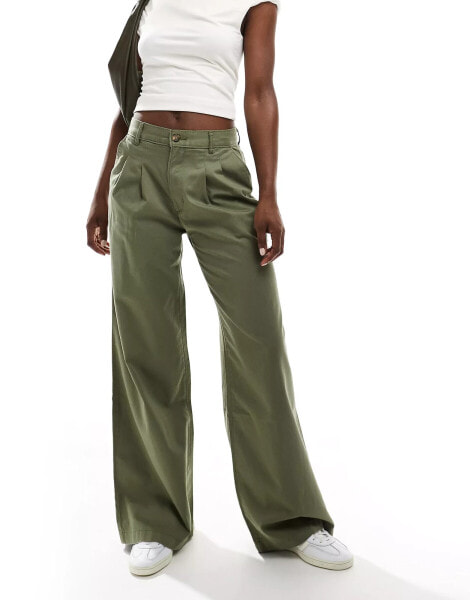 Levi's pleated wide leg twill trouser in mid green