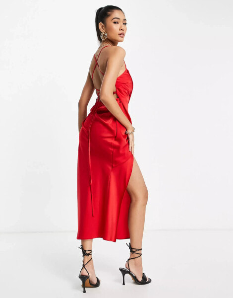 ASOS DESIGN – Mittellanges Satinkleid in Rot mit eckigem Ausschnitt, drapiertem Detail und Schnürung hinten